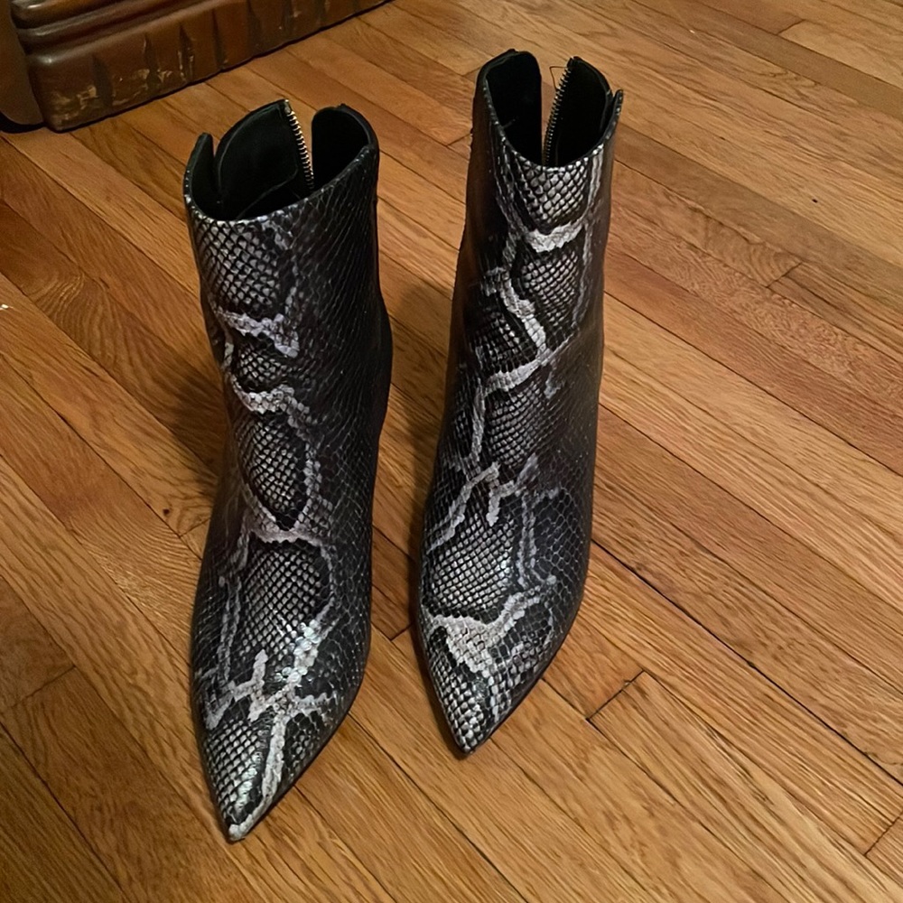 Authentic, with box- Oscar de la Renta Boots